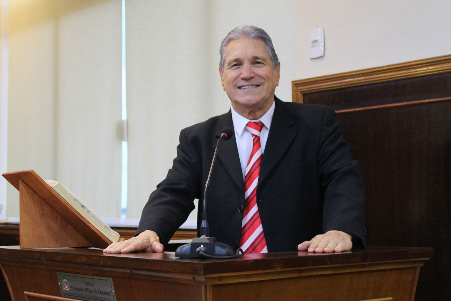 Vereador Nelsinho Luíz questiona Secretaria de Saúde sobre pagamentos a colaboradores terceirizado e prazos de exames