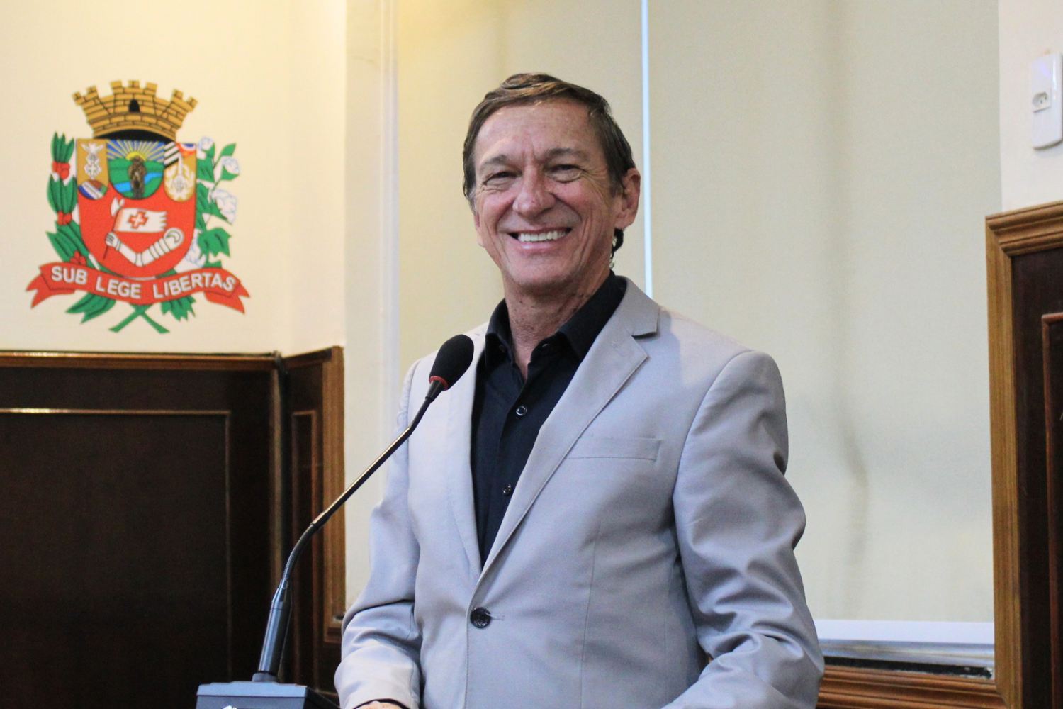 Vereador Vasquinho solicita ao Executivo Municipal aquisição de botas e luvas de proteção para os funcionários do Cemitério Municipal