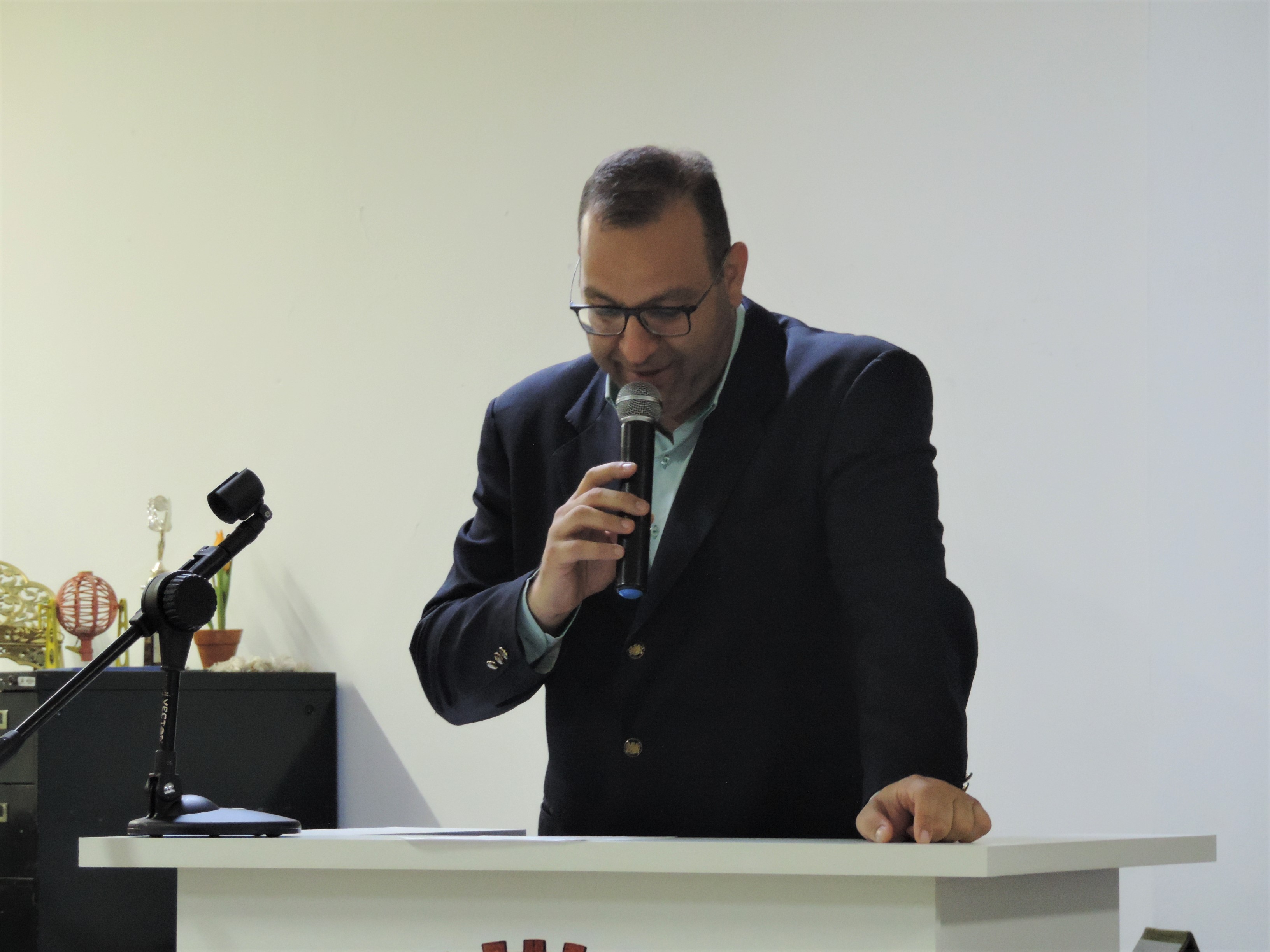 Vereador Amilcar Raphe apresenta Moção de Aplausos ao apresentador Luciano Huck