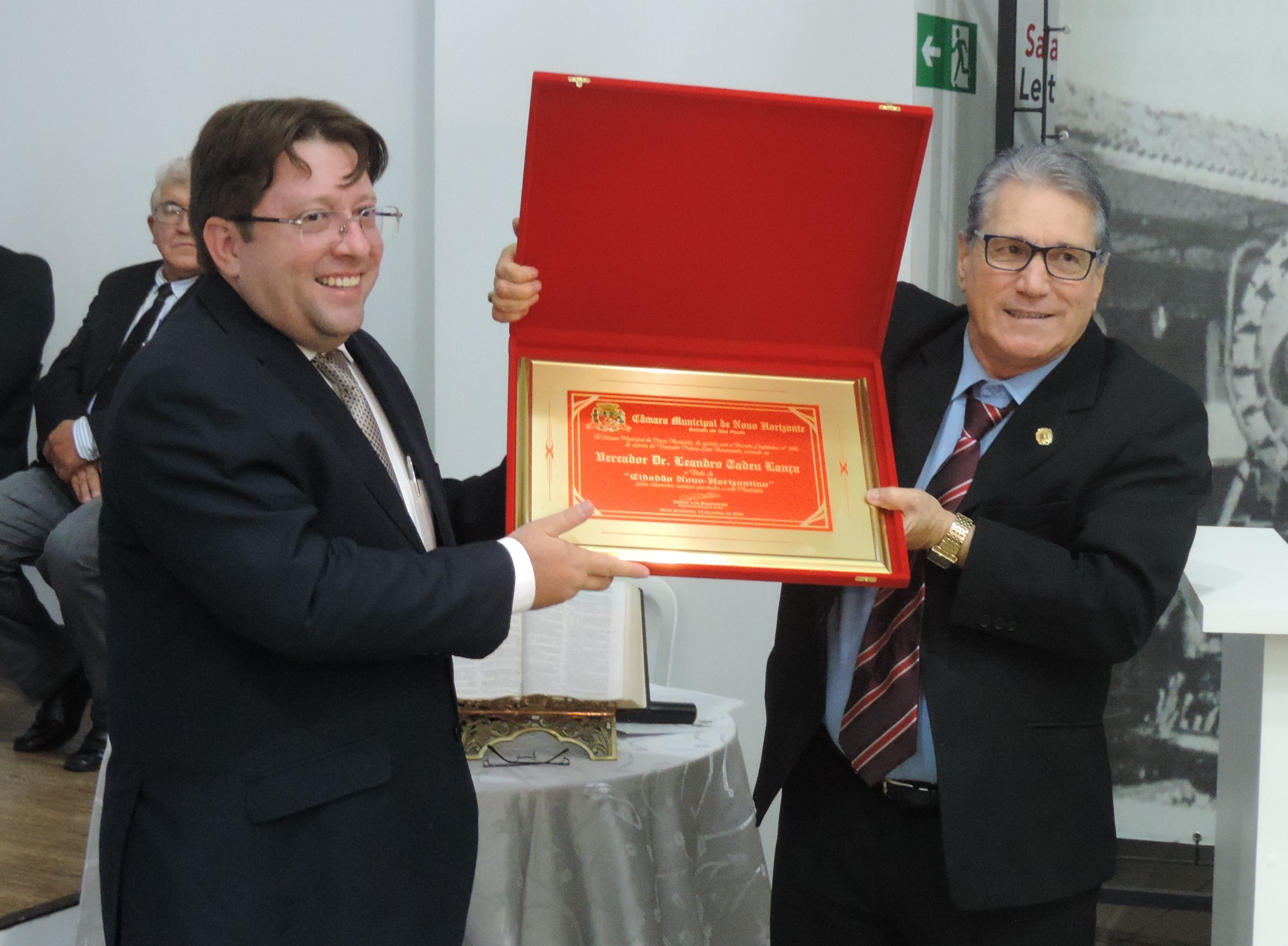 Vereador Nelsinho Luiz entrega Título de "Cidadão Novo-horizontino" ao vereador Leandro Tadeu Lança