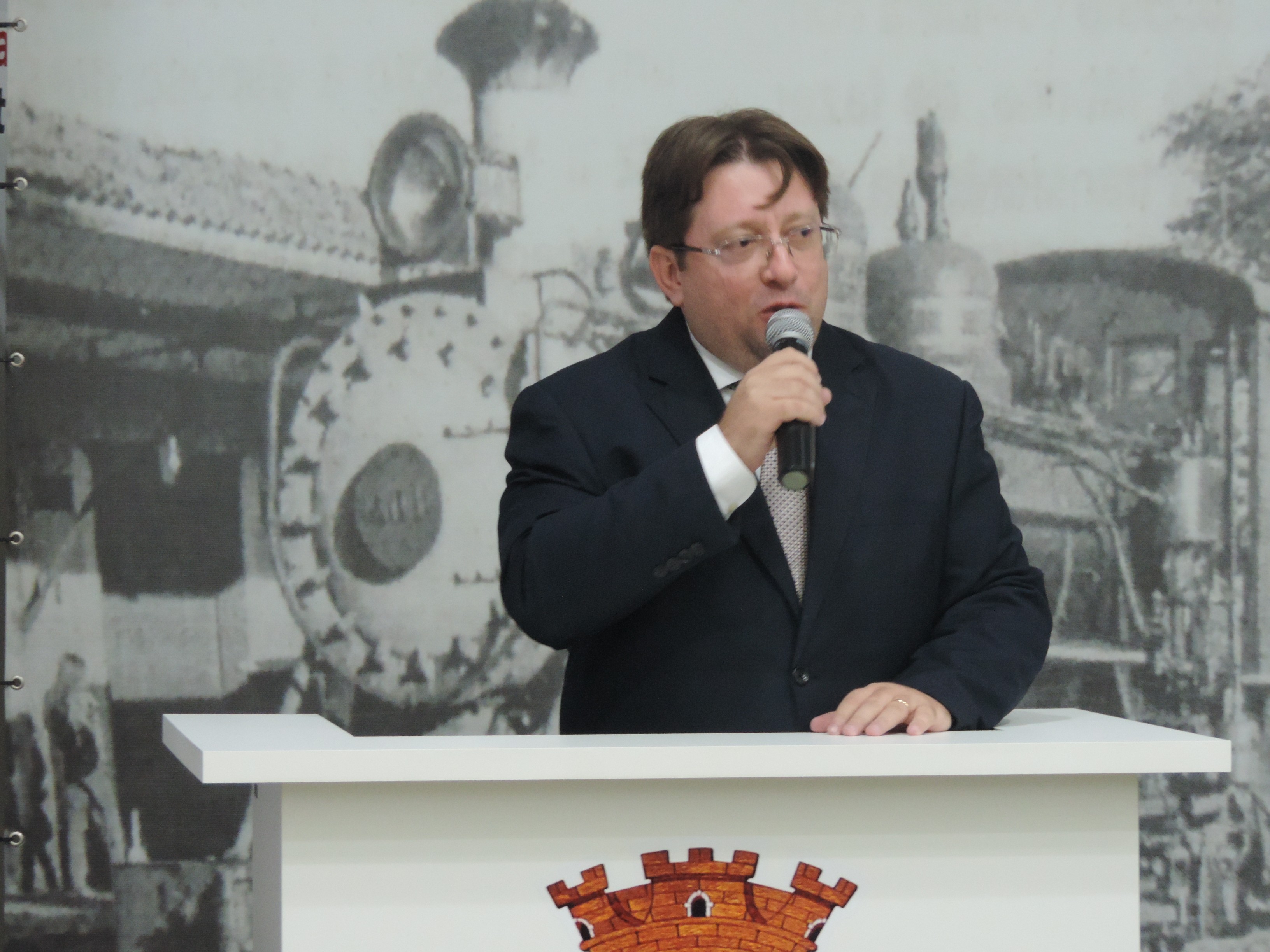 Vereador Leandro Tadeu Lança entrega Diploma Construtor do Bem a Celso Belentani