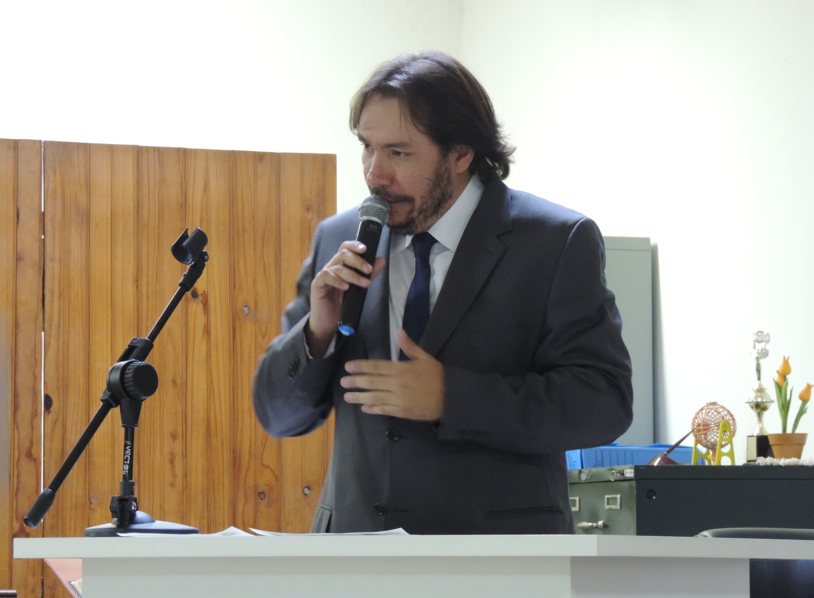 Vereador Locutor Douglas Alex solicita ao Executivo informações sobre recolhimento de medicamentos com prazo de validade vencido