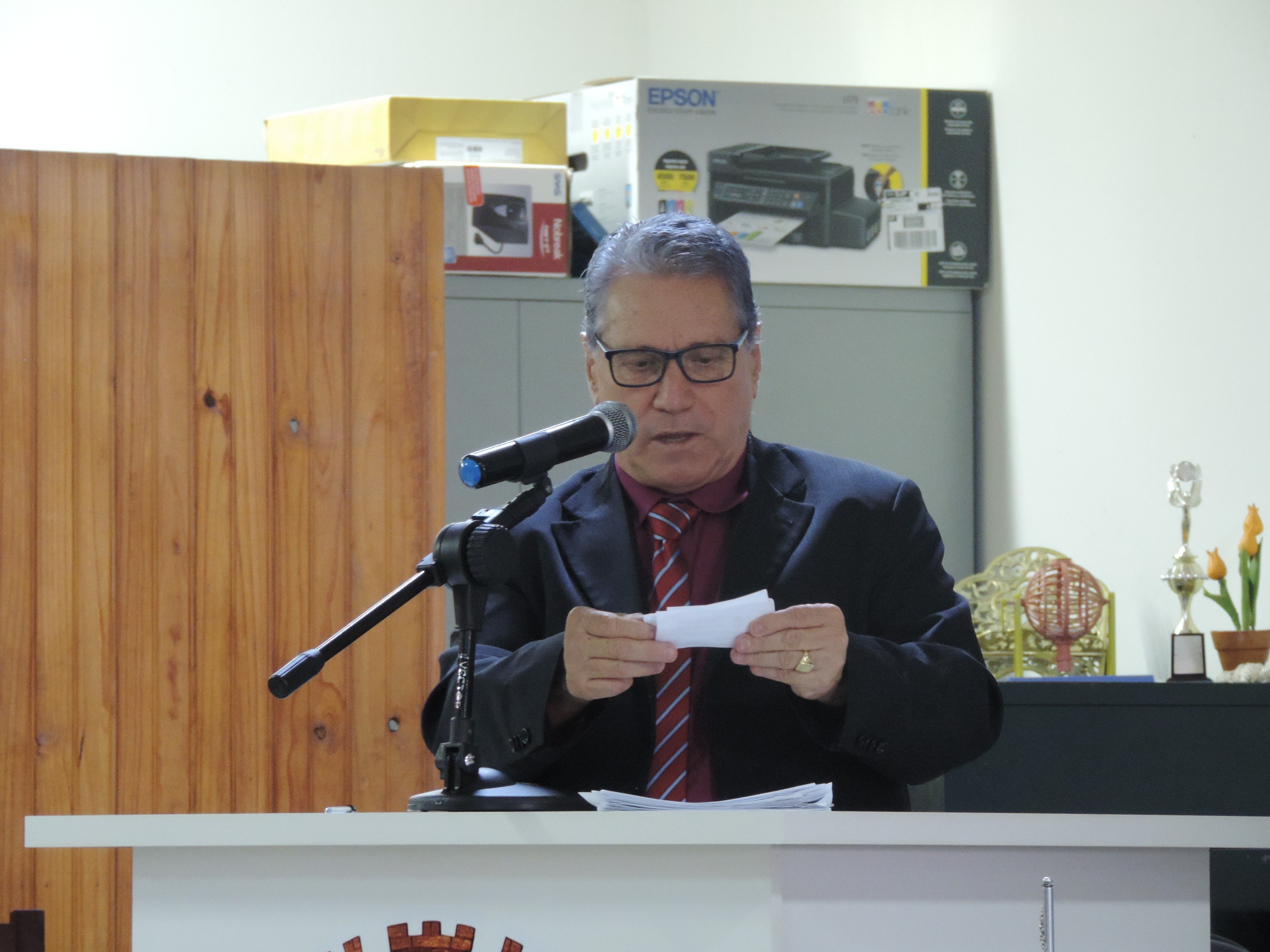 Vereador Nelsinho Luiz solicita ao Executivo serviços de tapa-buracos e asfaltamento de vias públicas do Município