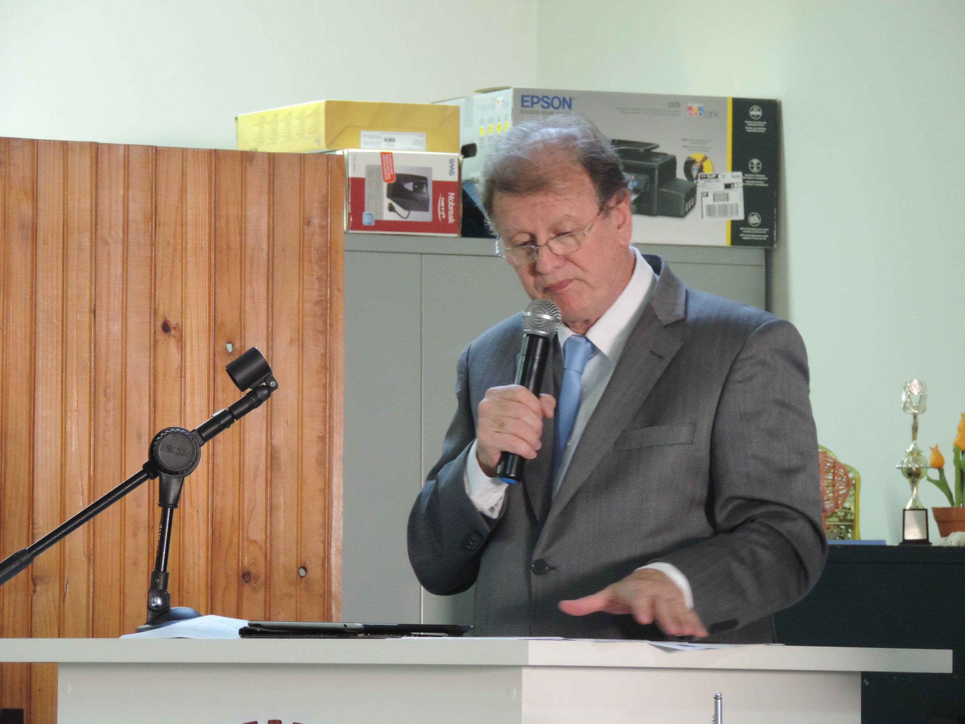 Vereador Roberto Melchiori solicita ao Executivo nova resposta sobre criação de programa de conscientização para a limpeza urbana