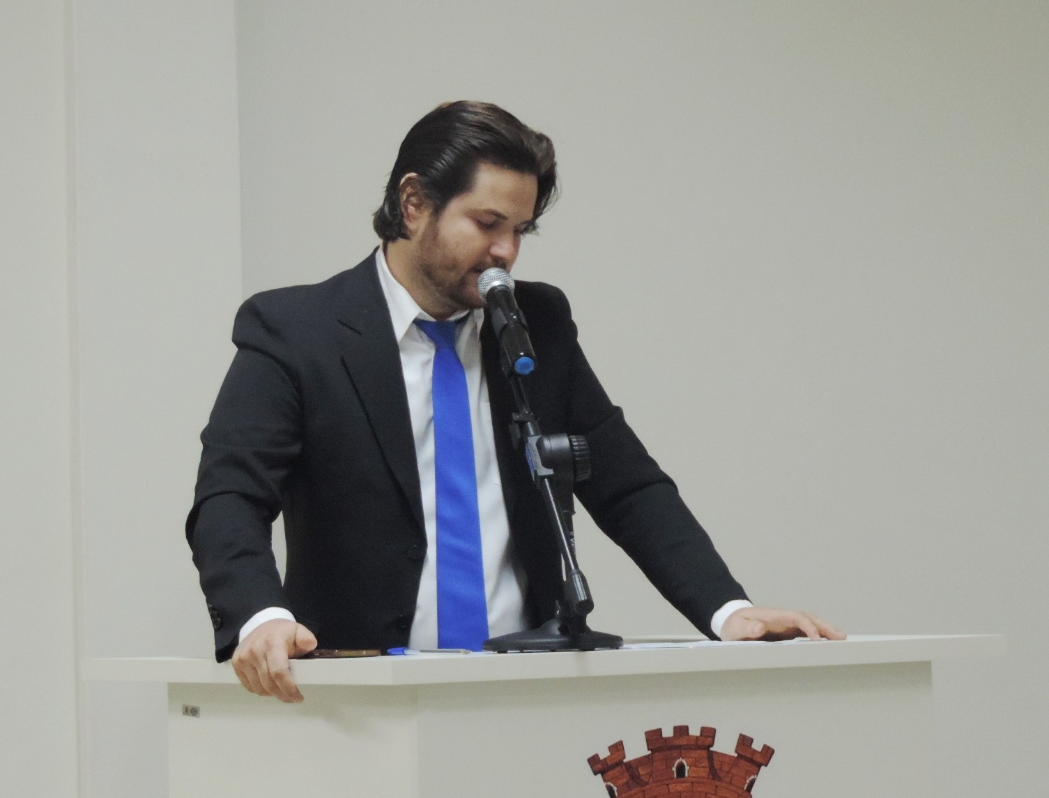 Vereador Tiago Marins reassume mandato na Câmara