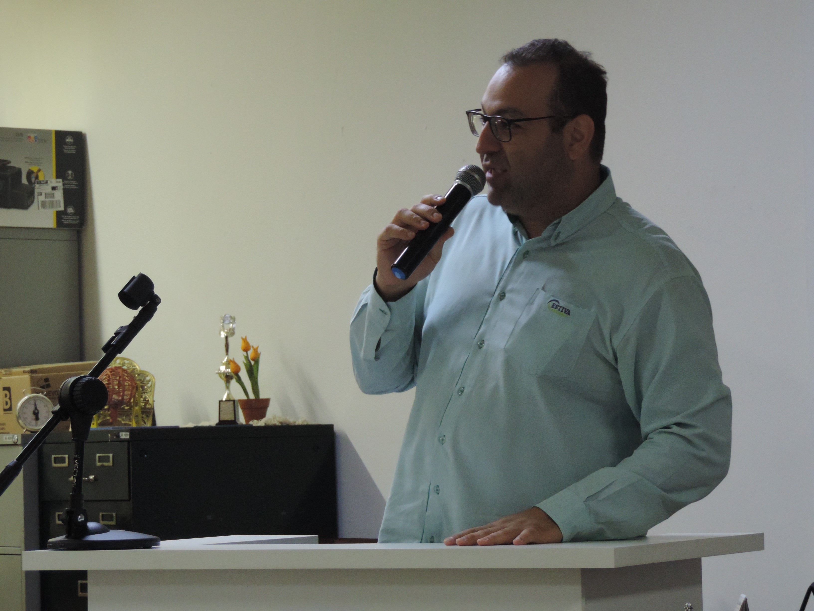 Vereador Amilcar Raphe concede Diploma "Jovem Destaque" a Ananda de Muno Rodrigues