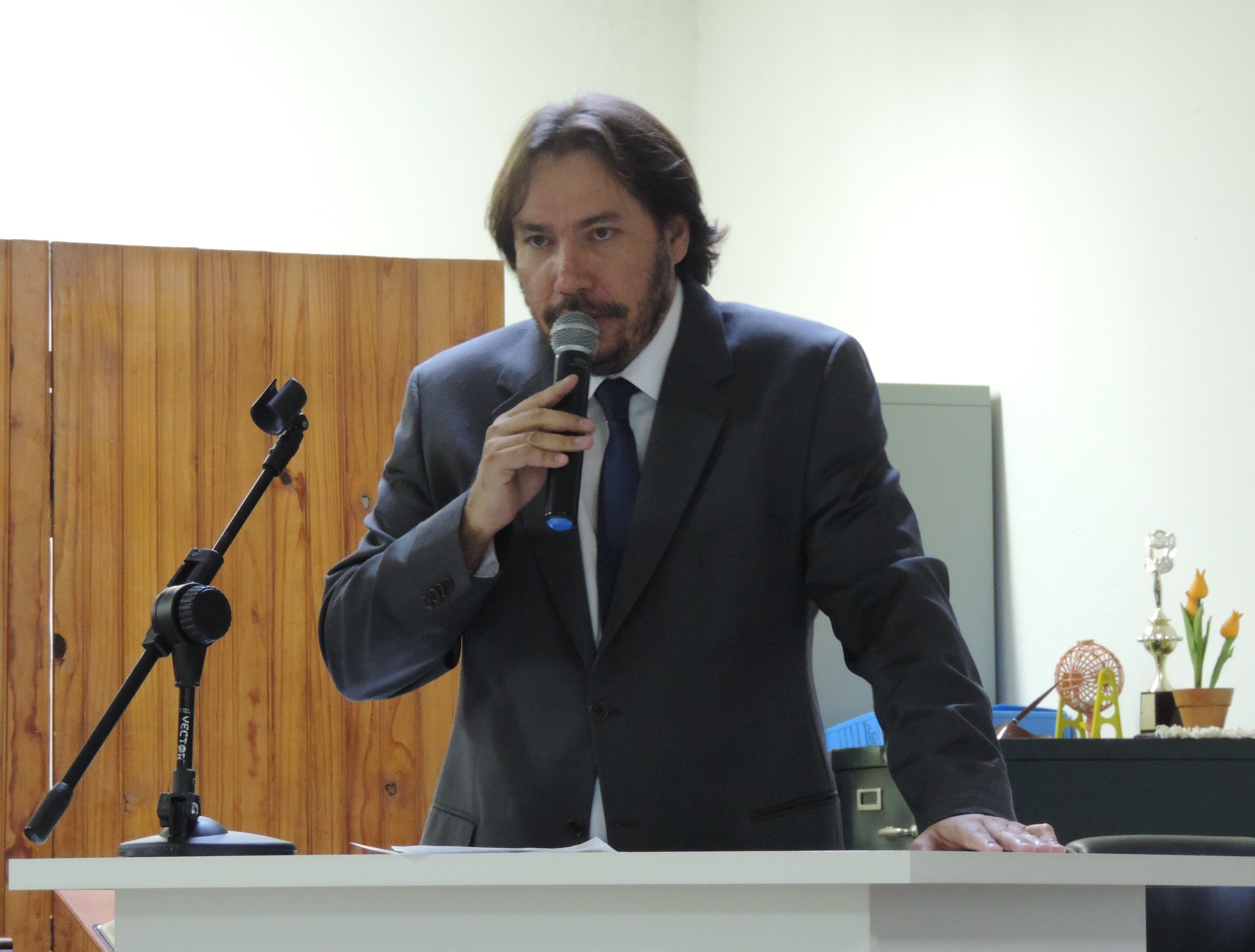 Vereador Douglas Alex solicita ao Executivo serviço tapa-buracos em via do Jardim Santa Clara 