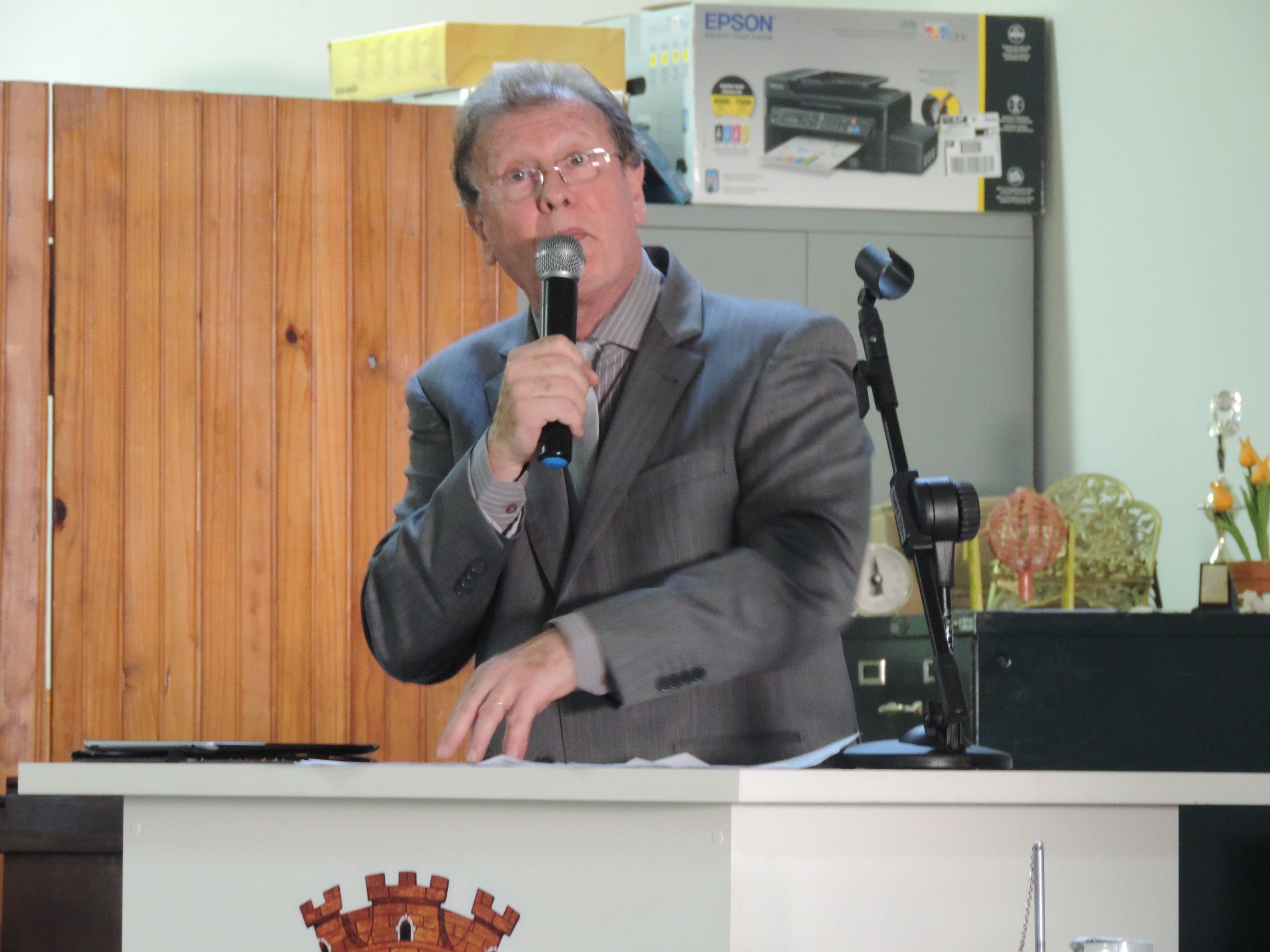 Vereador Roberto Melchiori solicita ao Executivo troca dos galões de água retornáveis por filtros