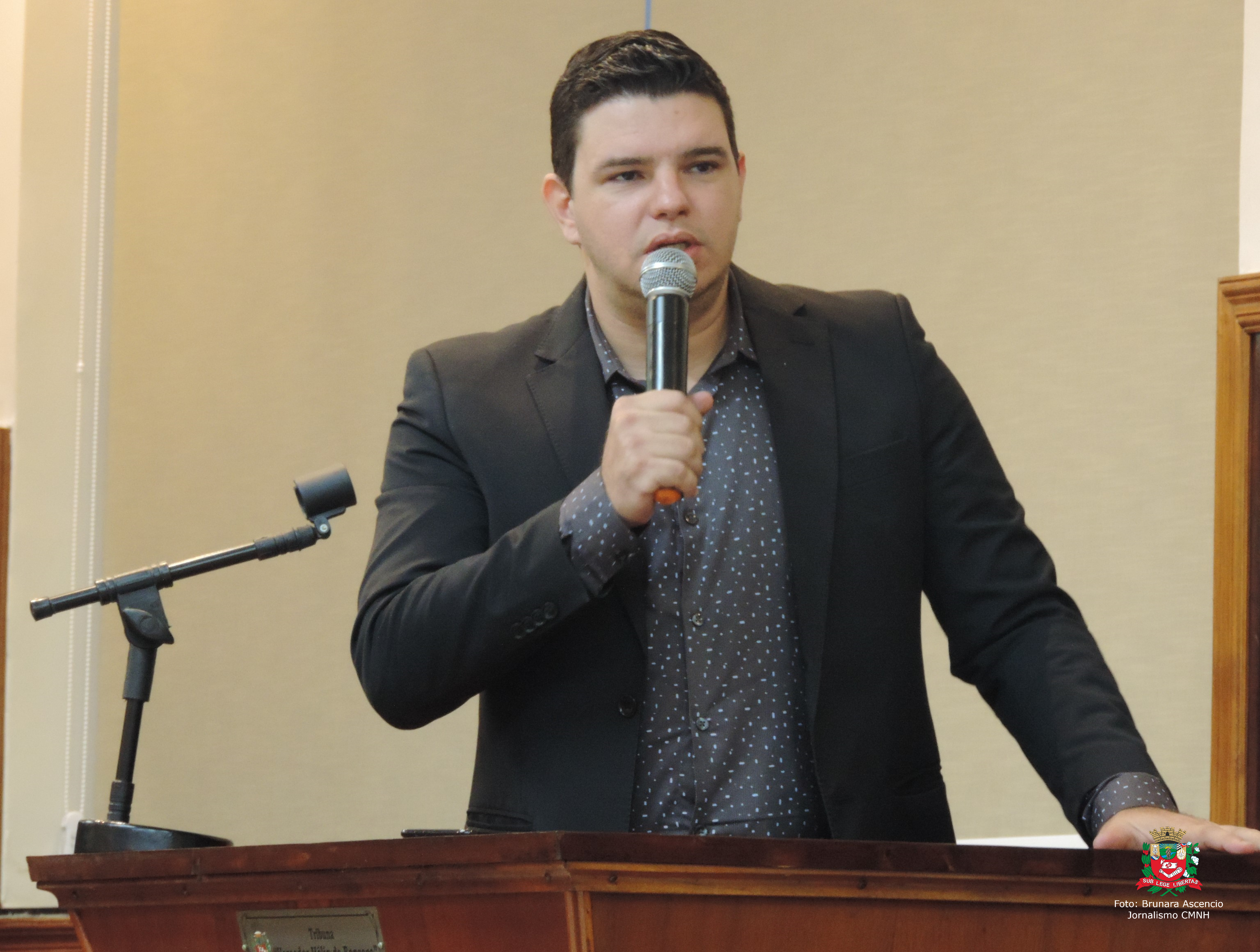 Vereador Pastor Celso solicita ao Executivo Municipal serviço tapa-buracos em via do Jardim Bottura