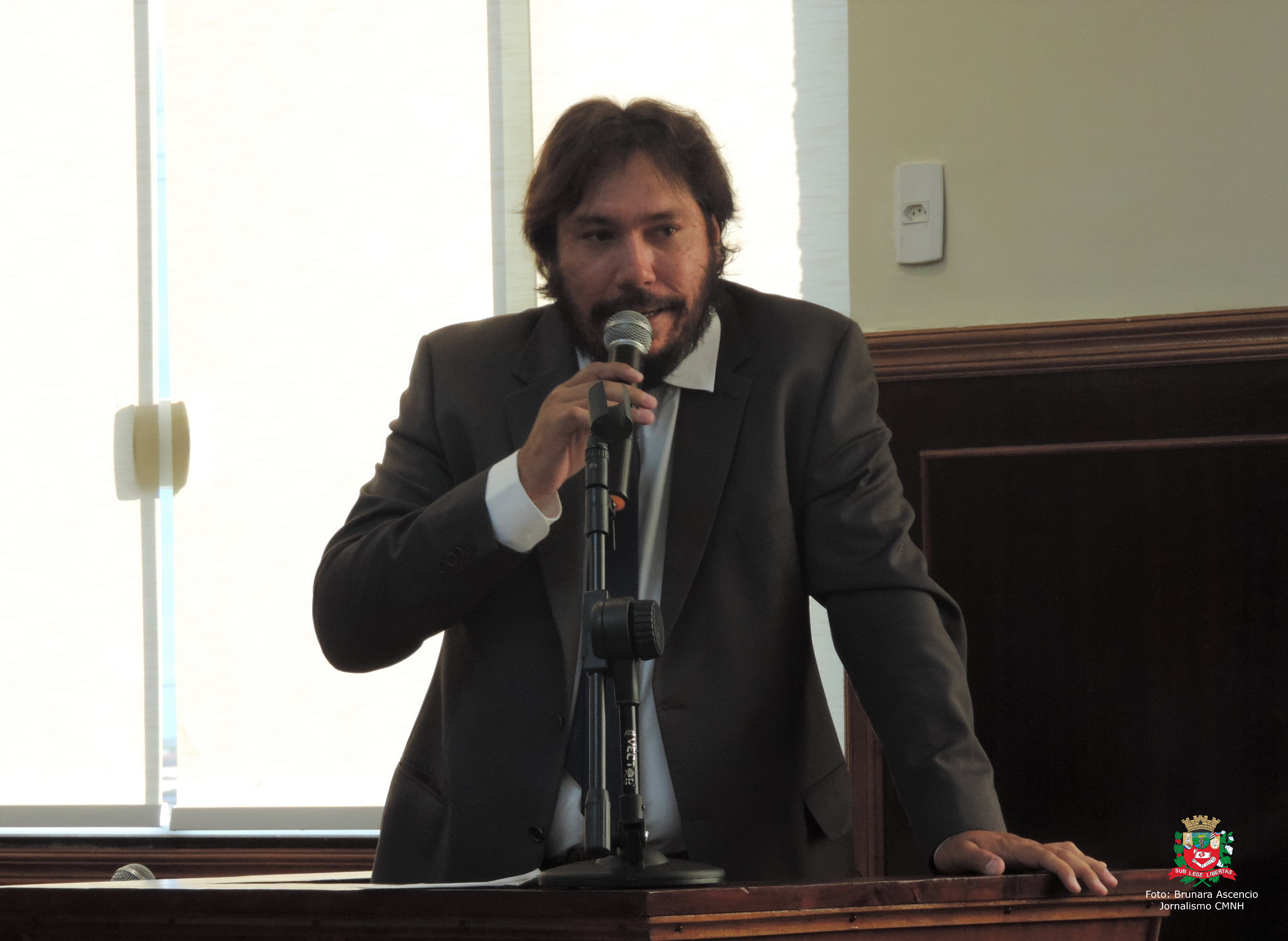 Vereador Locutor Douglas Alex solicita ao Executivo Municipal informações sobre contratação de dupla sertaneja para os Festejos de São José