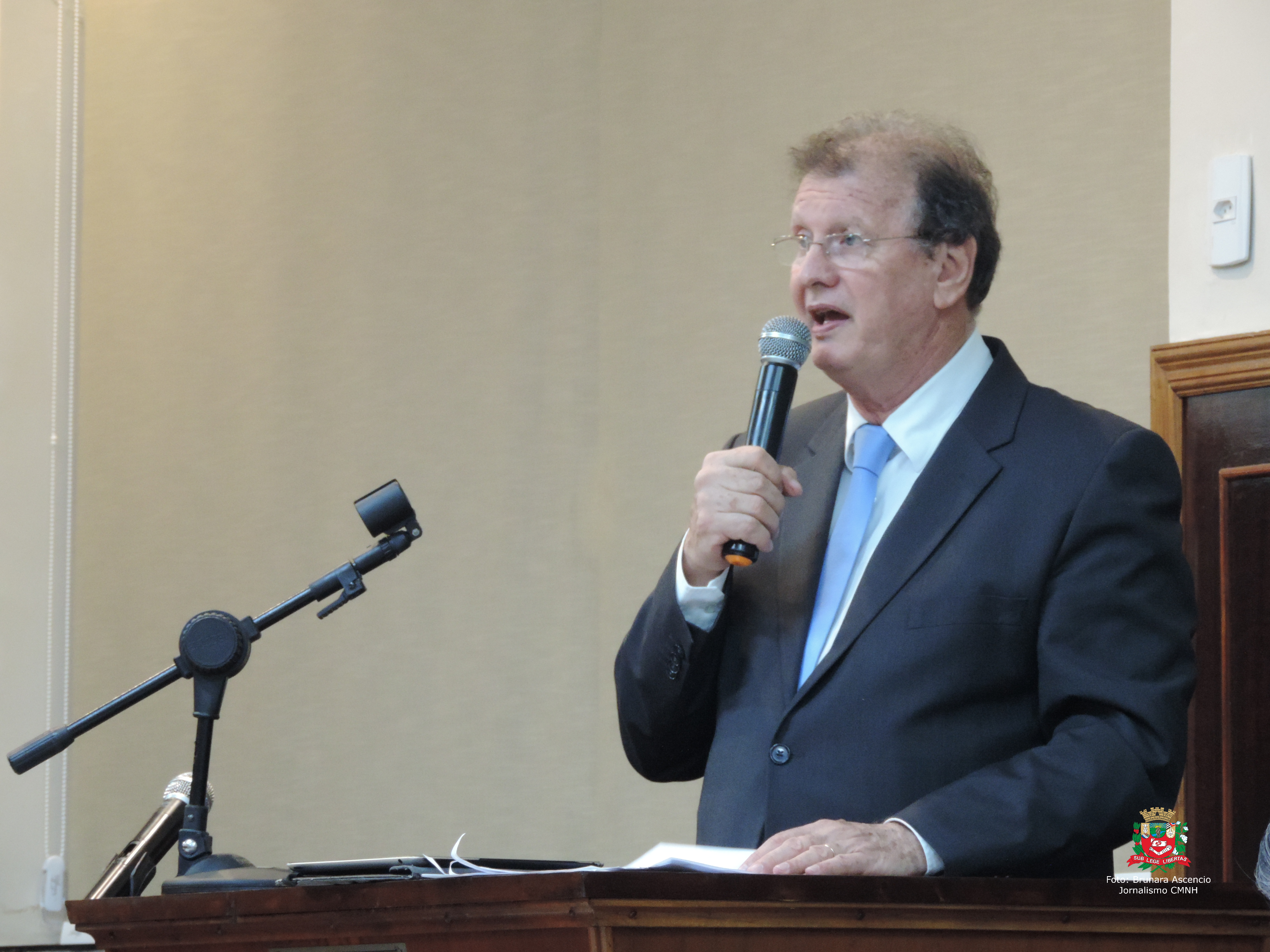 Vereador Roberto Melchiori solicita ao Executivo Municipal serviço de tapa-buracos e limpeza de via pública