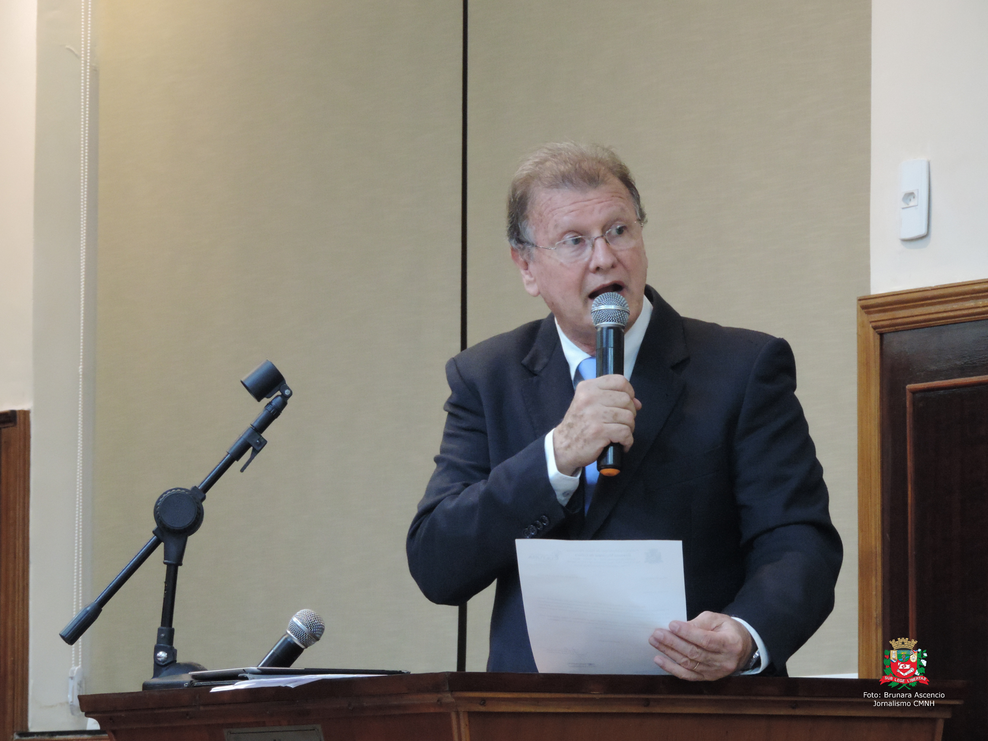 Vereador Roberto Melchiori solicita ao Executivo Municipal informações sobre multas relacionadas à limpeza de terrenos e podas irregulares de árvores