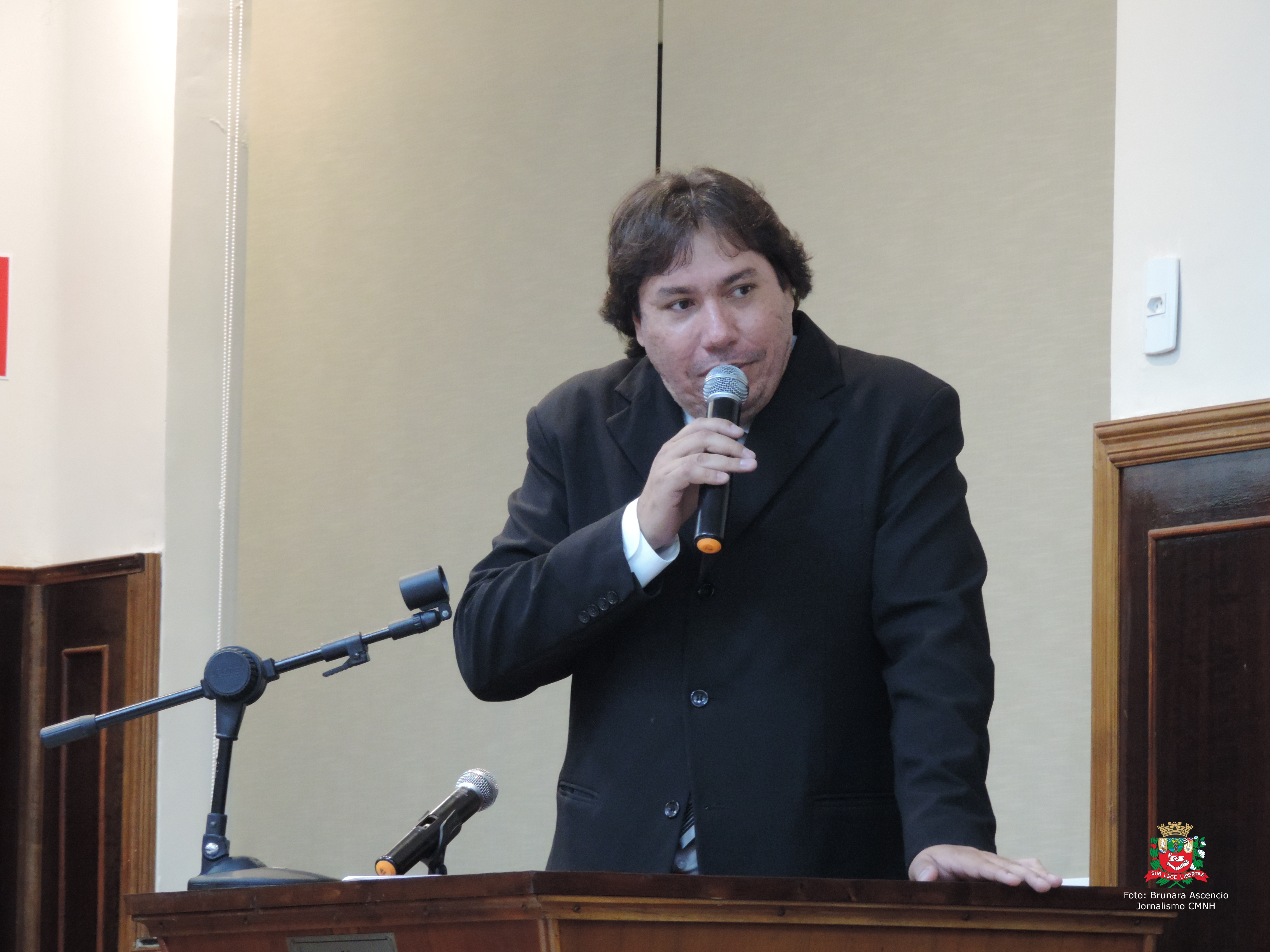 Vereador Locutor Douglas Alex solicita ao Executivo Municipal informação sobre funcionamento da guarita do barracão da Prefeitura