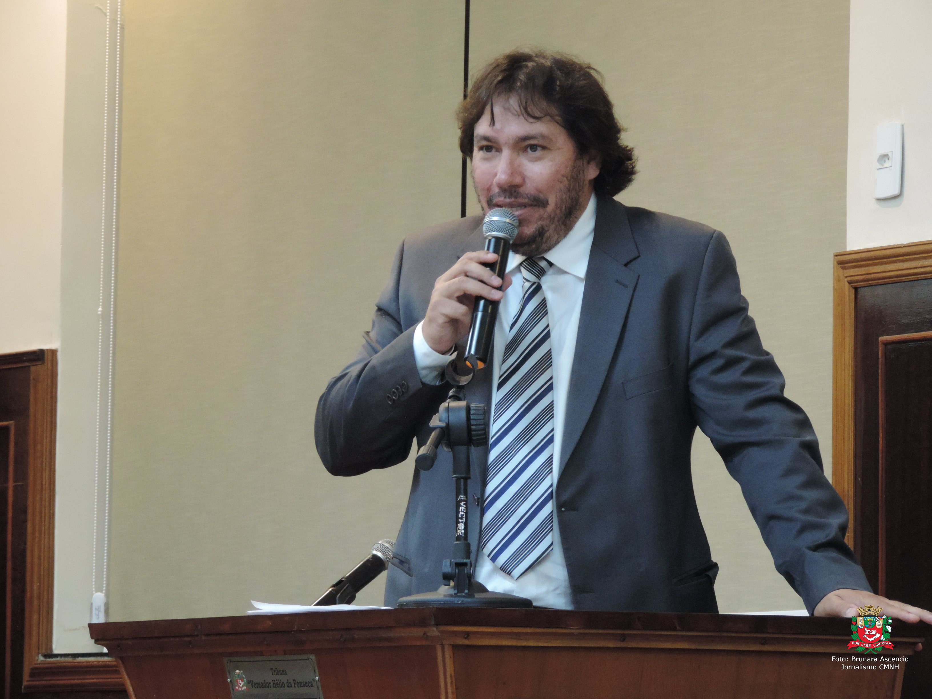 Vereador Locutor Douglas Alex solicita ao Executivo Municipal instalação de redutor de velocidade em via defronte ao Centro Comunitário "Ana Fiorelli"