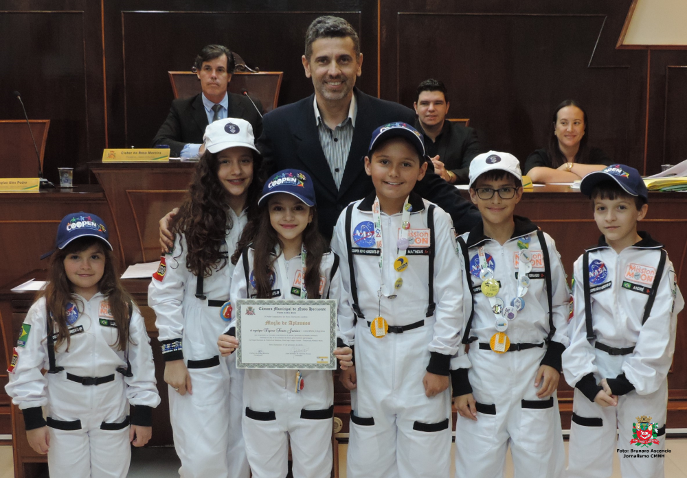 Vereador Beto de Souza entrega Moção de Aplausos aos alunos da equipe Tigers Team Junior da Coopen Objetivo