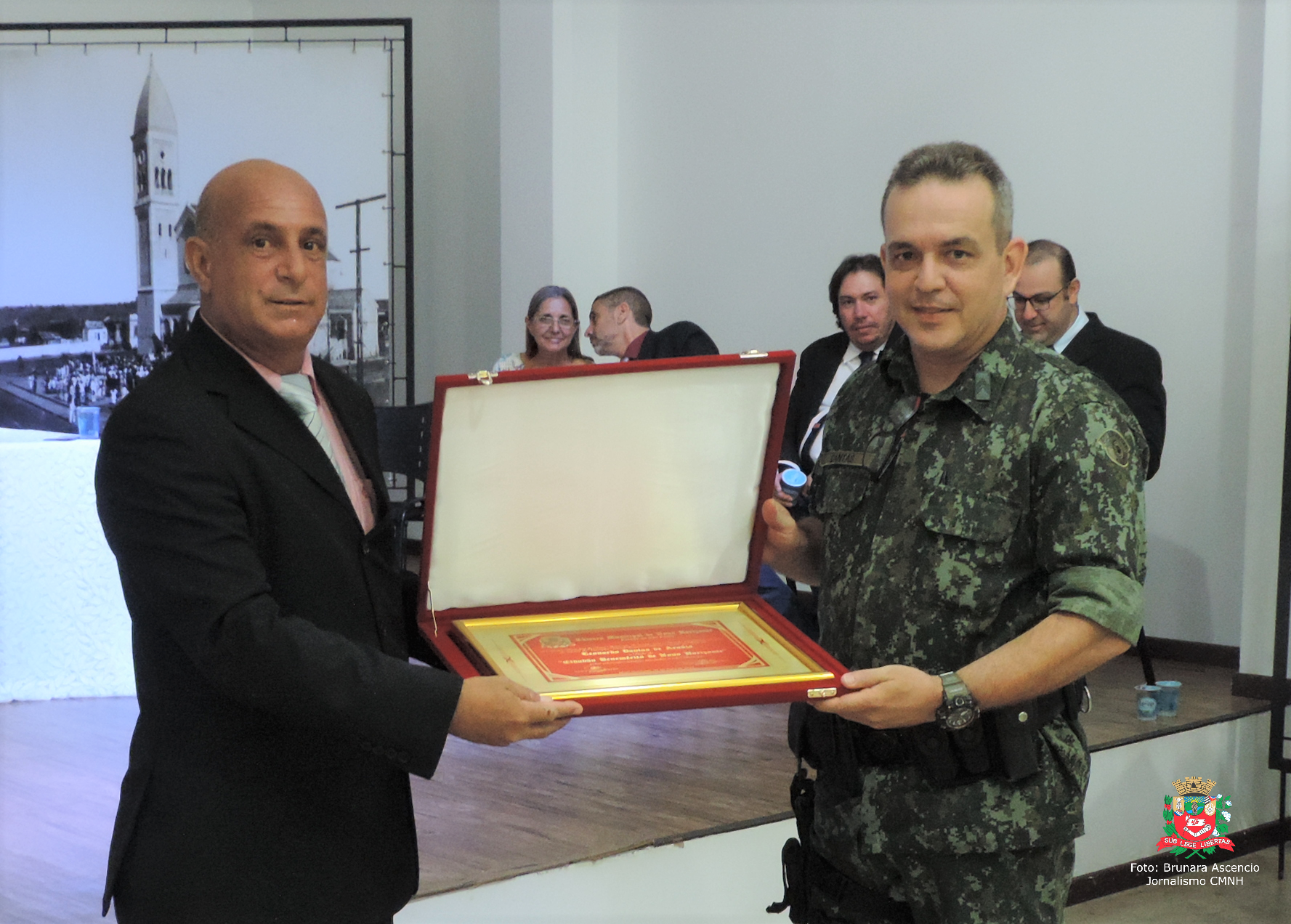 Vereador Ideval do Sinserp entrega o Título de "Cidadão Benemérito de Novo Horizonte" ao 2º Sargento PM Ambiental Leonardo Dantas de Araújo
