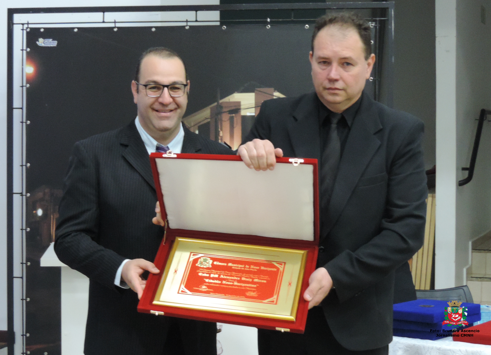 Vereador Amilcar Raphe entrega Título de "Cidadão Novo-horizontino" ao Cabo PM Alexandre Diniz Miron