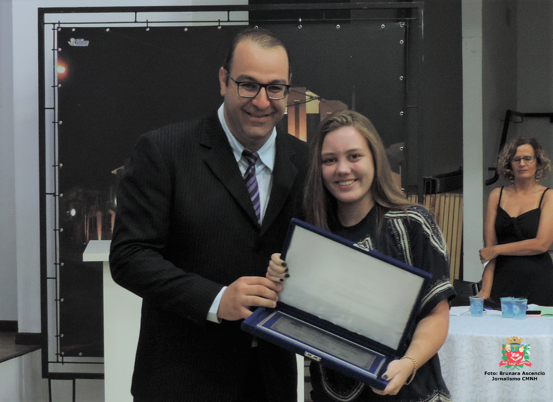 Vereador Amilcar Raphe entrega Diploma "Jovem Destaque" a Ananda de Muno Rodrigues