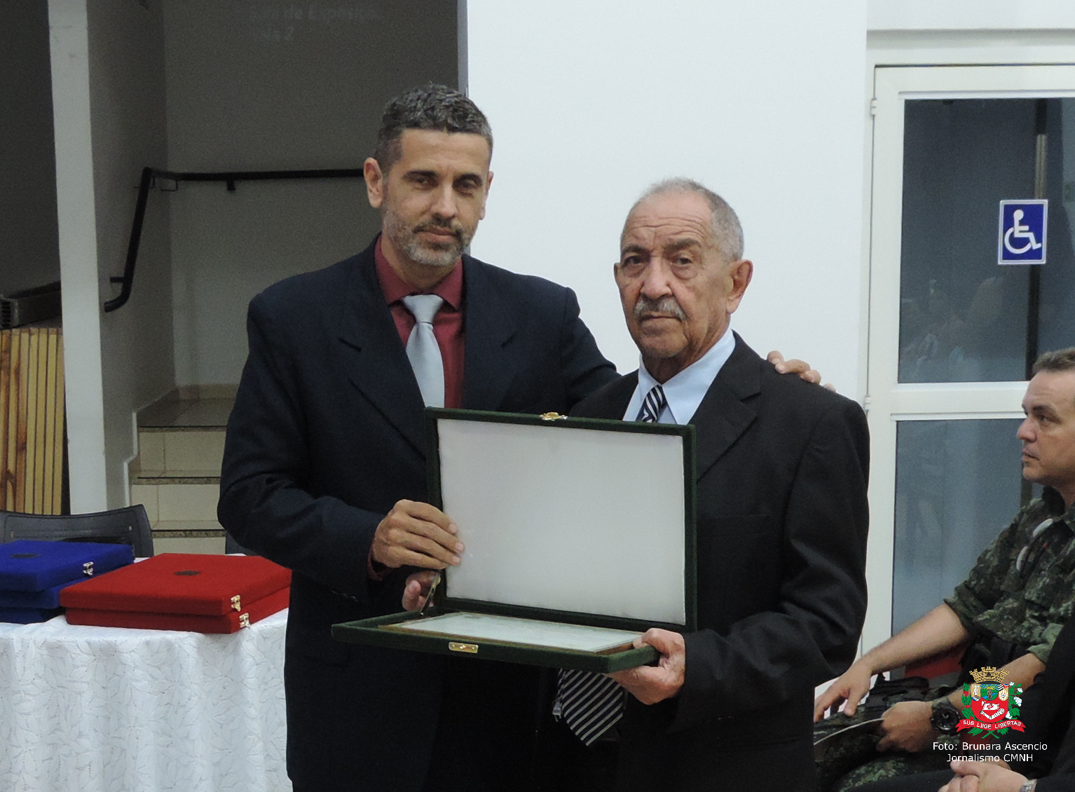 Vereador Beto de Souza entrega Moção de Aplausos ao Dr. José Mário Marcondes Pereira