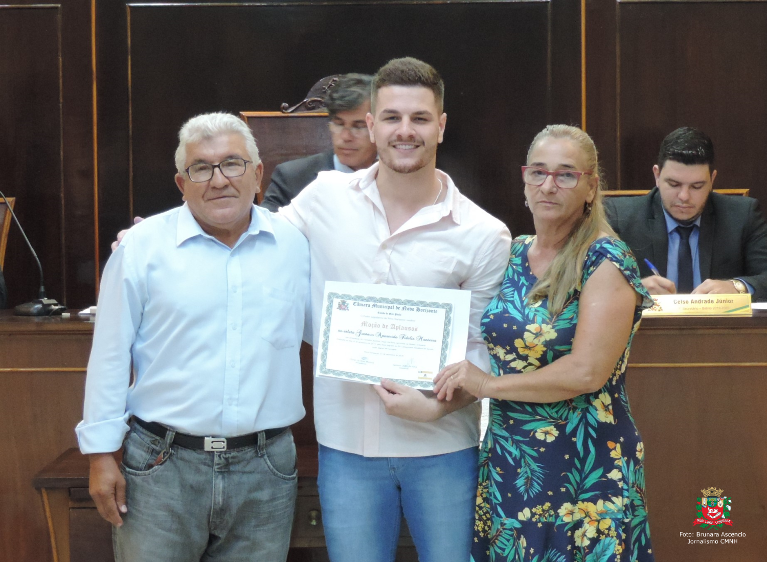 Vereador Jair Gordo entrega Moção de Aplausos ao atleta Gustavo Aparecido Fidelis Monteiro