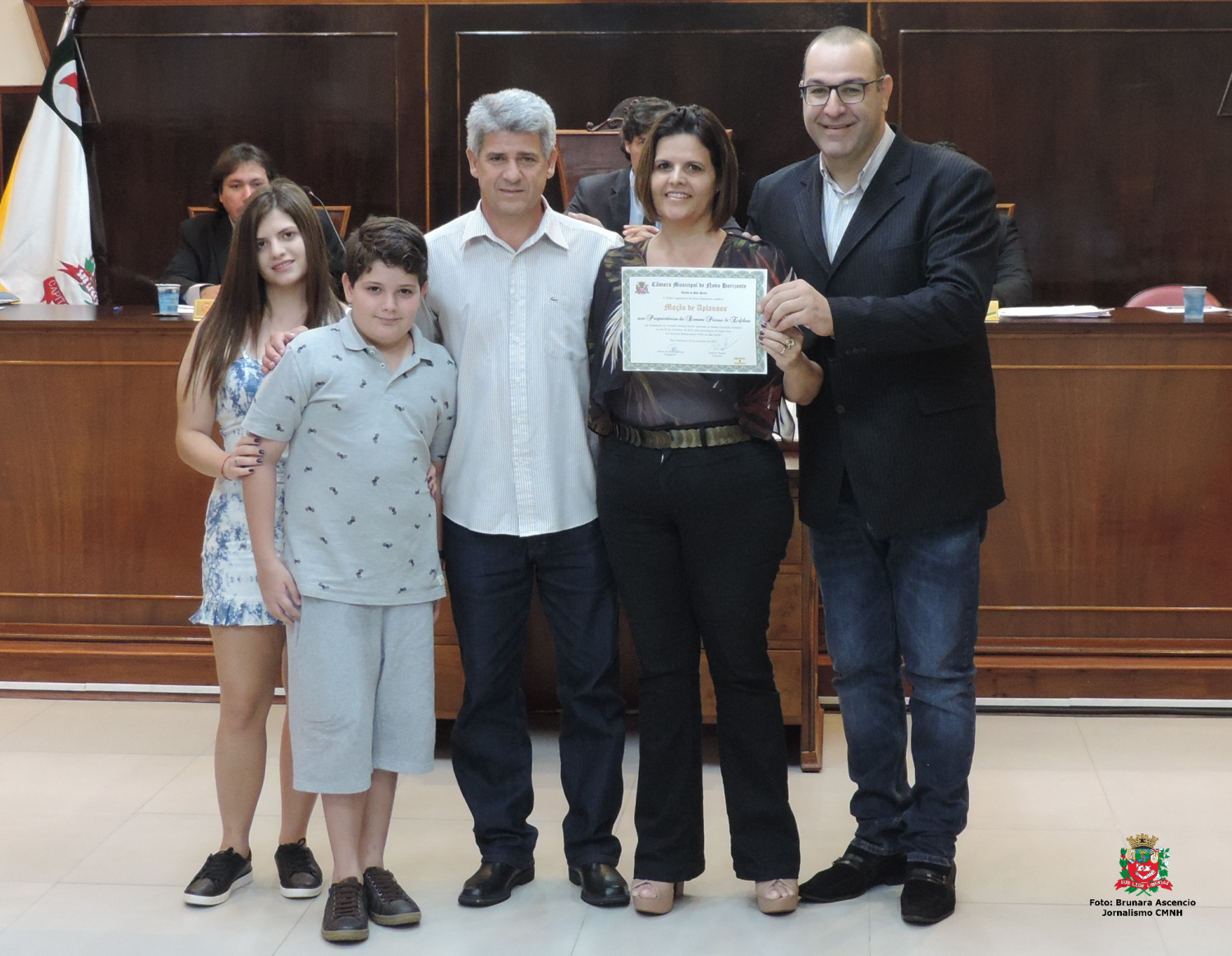 Vereador Amilcar Raphe entrega Moção de Aplausos aos proprietários do Bonani Pizzas & Esfihas