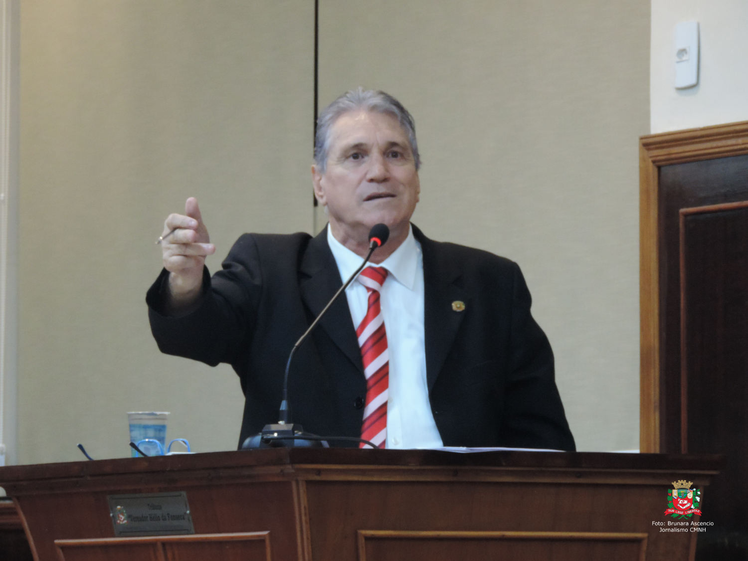 Vereador Nelsinho Luiz solicita ao Prefeito Municipal e à Secretária Municipal de Saúde informações sobre contratação de oftalmologista pela Organização Social