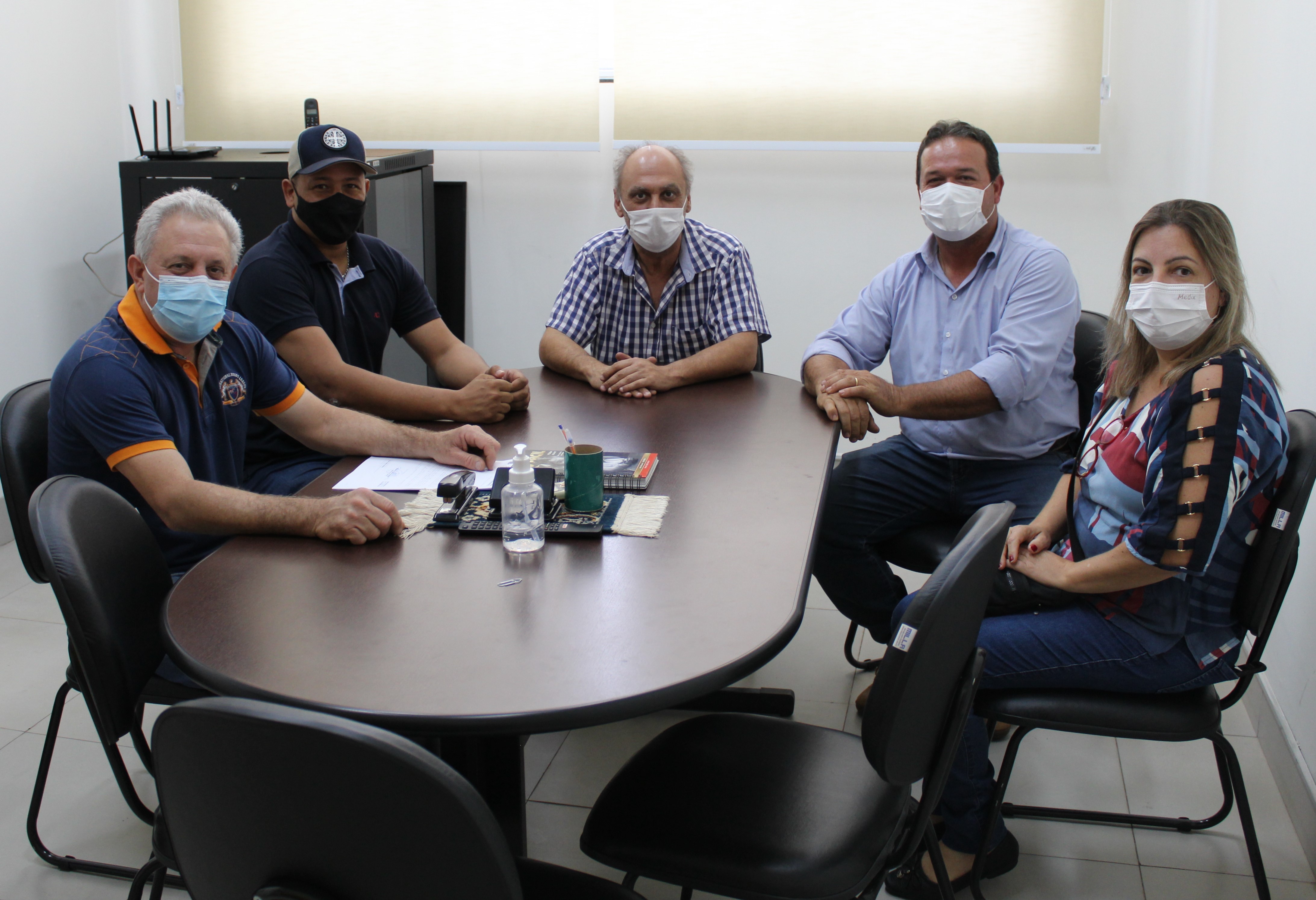 Vereadores recebem representantes da Novocana para discutir possibilidade de implantação de legislação de combate a incêndios nas áreas rurais do Município