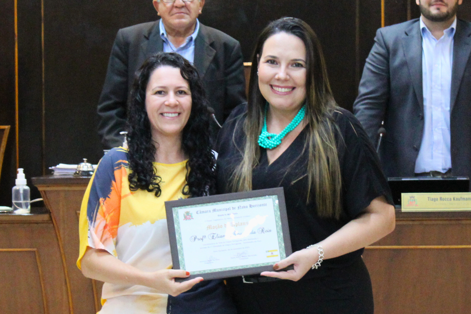 Vereadora Paula Remi entrega Moção de Aplausos em forma de Título à professora Eliane Aparecida Reis