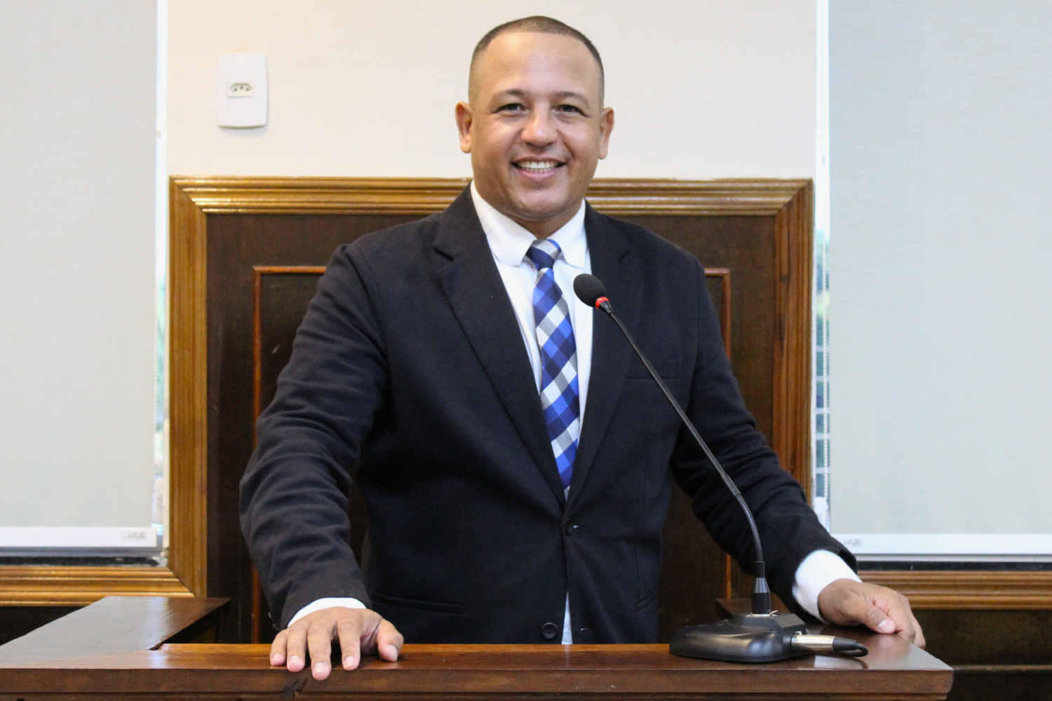 Vereador Carlos Henrique BGO solicita ao Secretário Municipal de Educação Ademir Almagro monitores escolares em todas as linhas de transporte escolar 