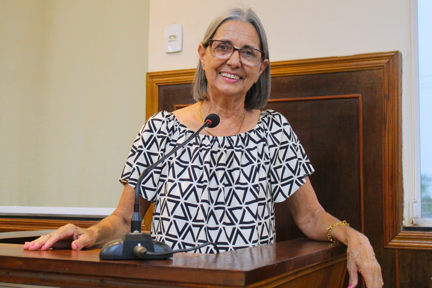 Vereadora Sônia Canato questiona Executivo Municipal sobre  realização de concurso público para Saúde