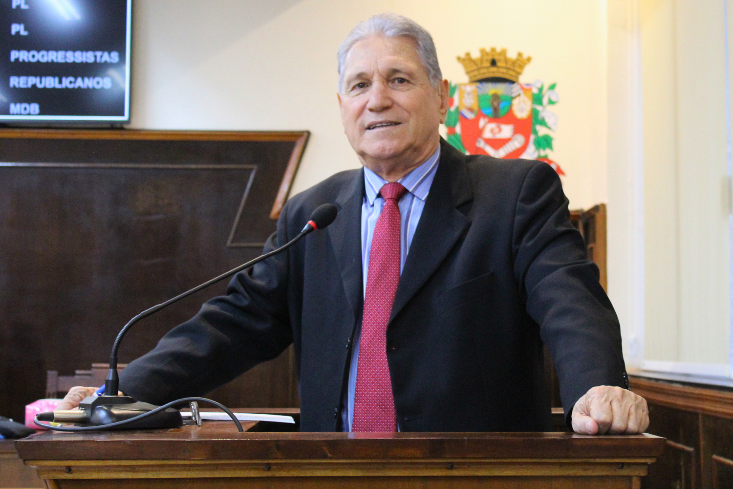 Vereador Nelsinho questiona Executivo Municipal sobre pagamentos aos profissionais que prestaram serviços à Organização Social Mahatma Gandhi